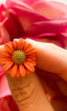 Load image into Gallery viewer, Daisy Stud Earrings