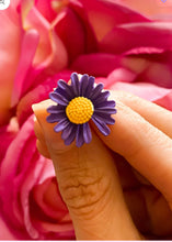 Load image into Gallery viewer, Daisy Stud Earrings