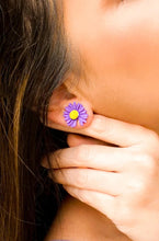 Load image into Gallery viewer, Daisy Stud Earrings
