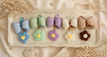 Load image into Gallery viewer, Smile Daisy Keychain