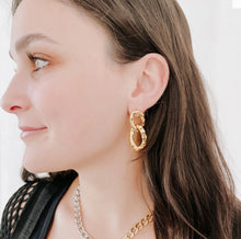 Load image into Gallery viewer, Crinkled Chain Link Earrings