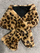 Load image into Gallery viewer, Leopard Faux Fur Scarf