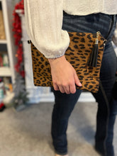 Load image into Gallery viewer, Large Leopard Clutch